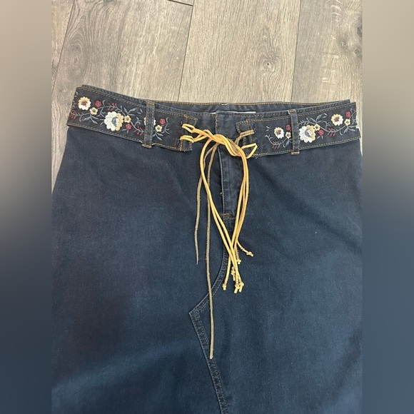 Y2K Denim Skirt with Floral Embroidered Belt - Picture 4 of 5